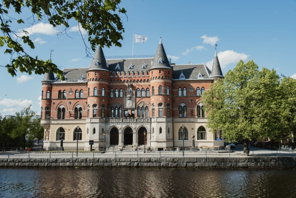 Hotell Borgen med flagg og elv.