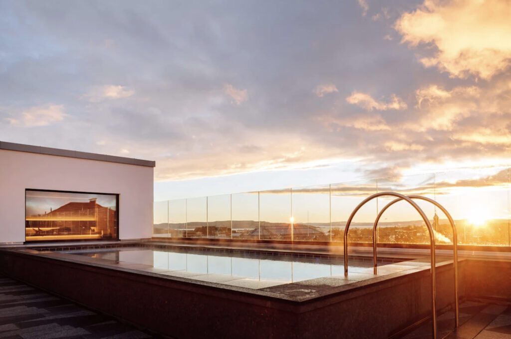 Oslo utsikt og takbasseng med solnedang.