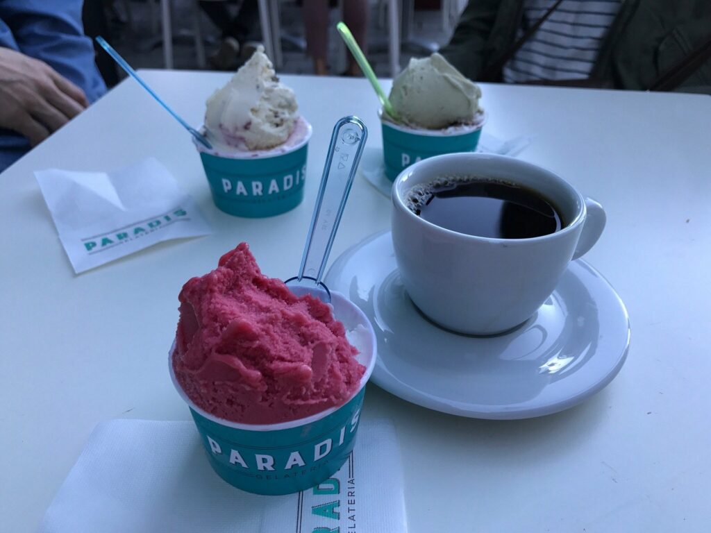 Iskuler i beger med kaffe på et bord. Hva kan man gjøre i Oslo?