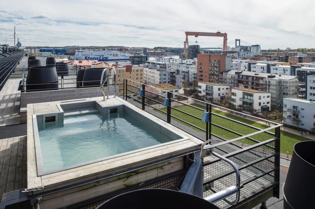 Hotell i Gøteborg med basseng på taket og utsikt over kaien. 