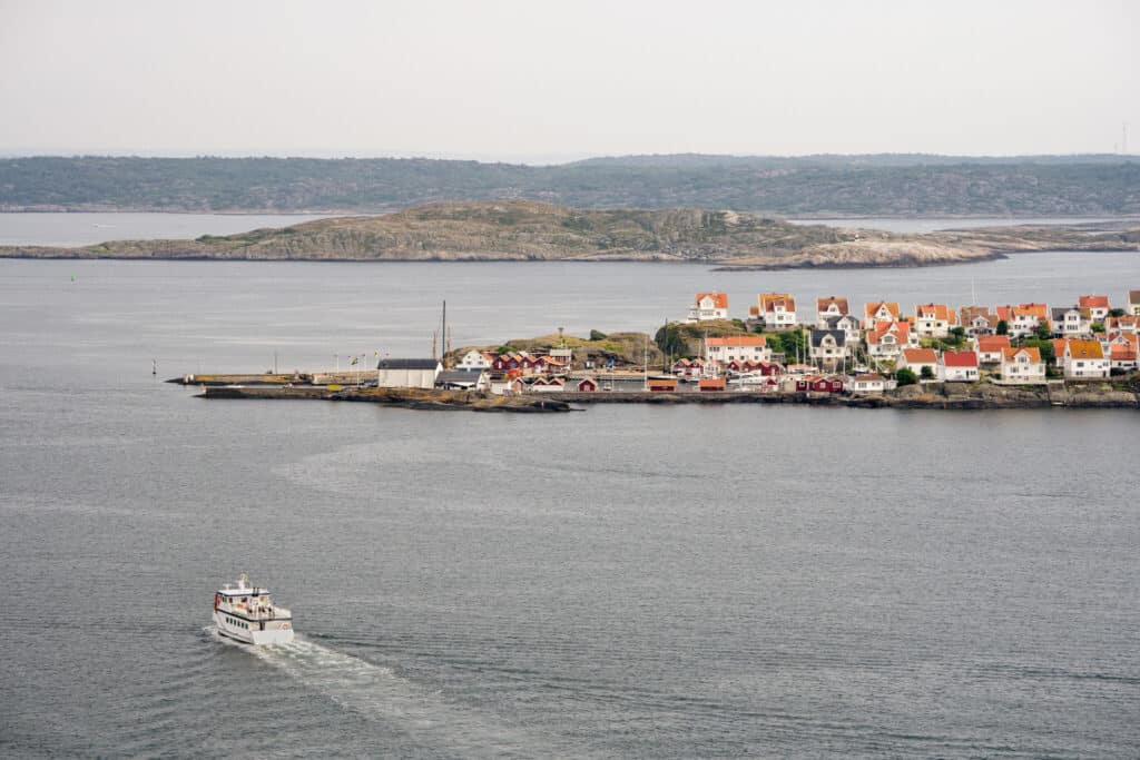 Åstol øya med små hvite hus og en båt. 