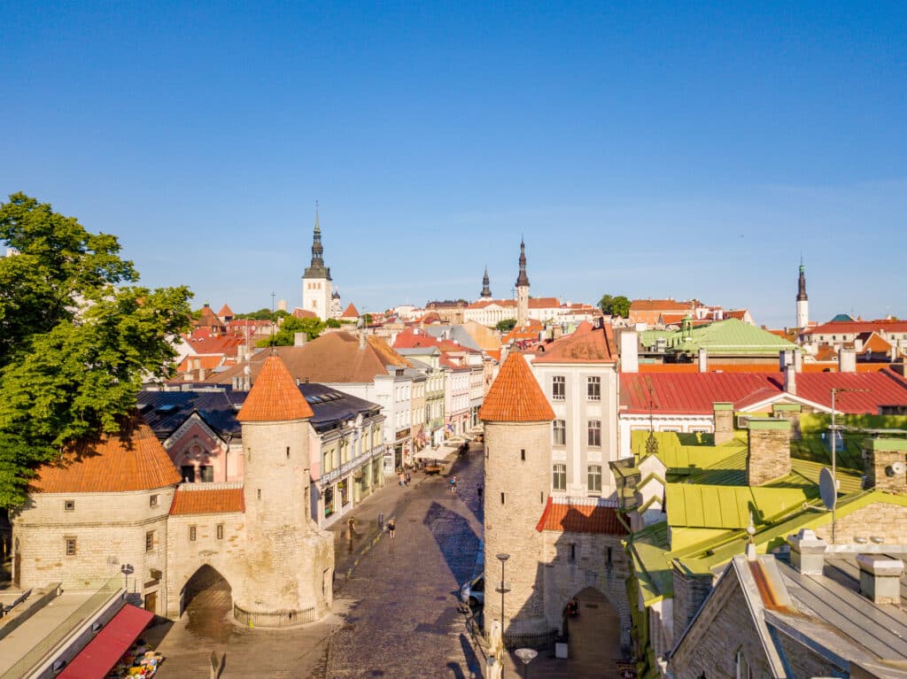 byen over tallinn, fargerike bygg og gate. Blå himmel.