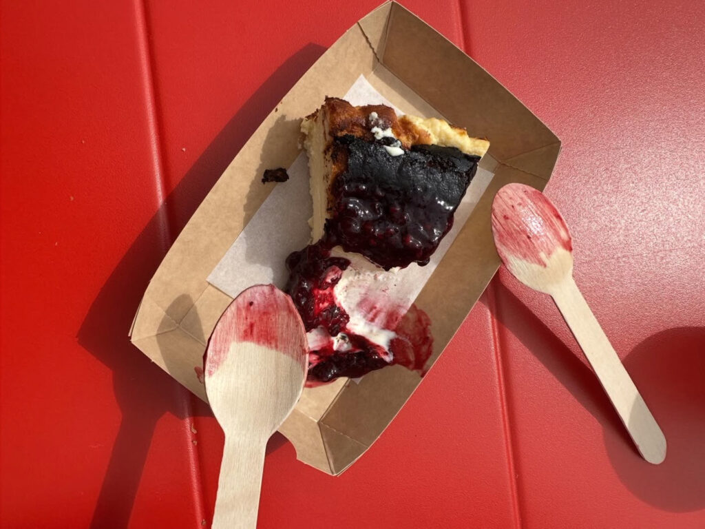 Ostekake på rødt bord. 