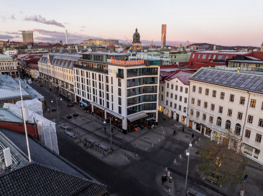 Utenfor hotellet med solnedgang.