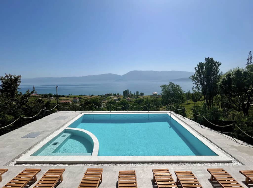 Hotell i Albania med utendørs basseng.