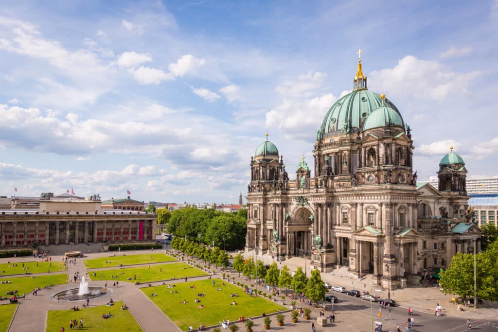 Berlin by med historisk bygning. 