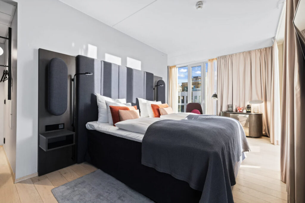 hotellrom med dobbeltseng.