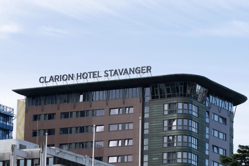 Hotellfasade utendørs.