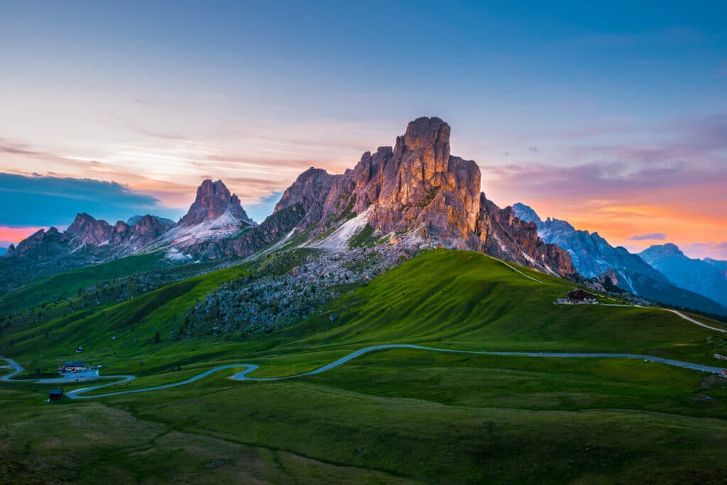 Dolomittene bilvei med alpene i bakgrunnen.