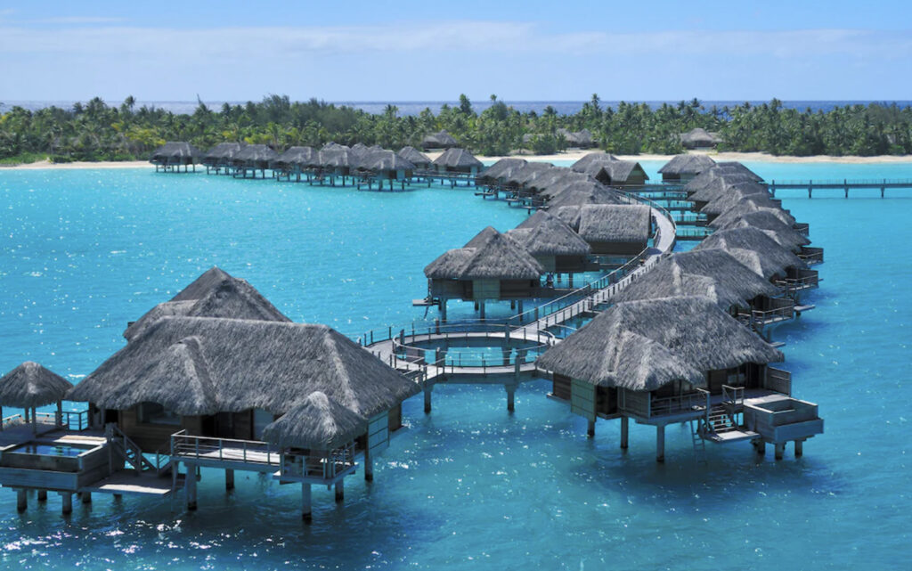 Four Seasons bungalows med turkist vann.
