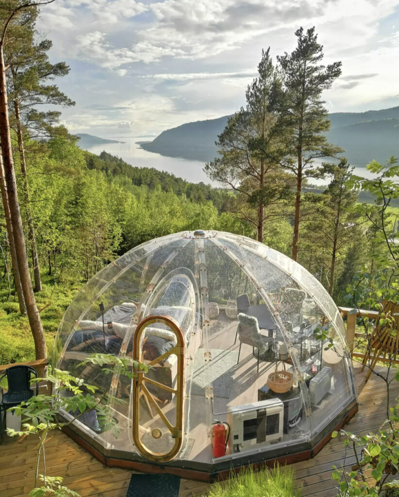 Glassigloo hytte med utsikt over sjøen. 