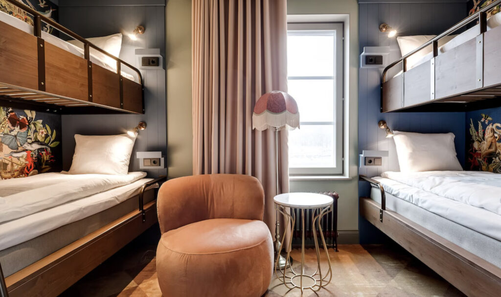 Fire senger i et hotellrom.