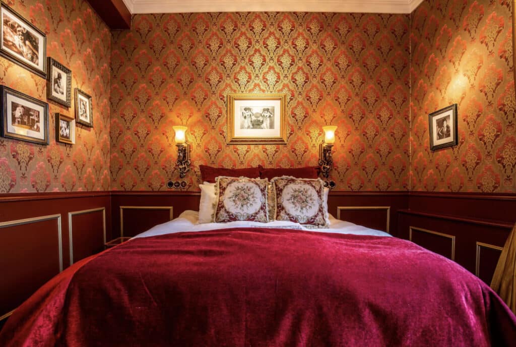 Hotellrom med tapet på veggene.