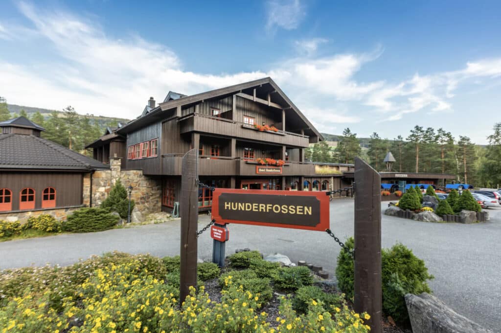 Hotell med skilt til Hunderfossen.