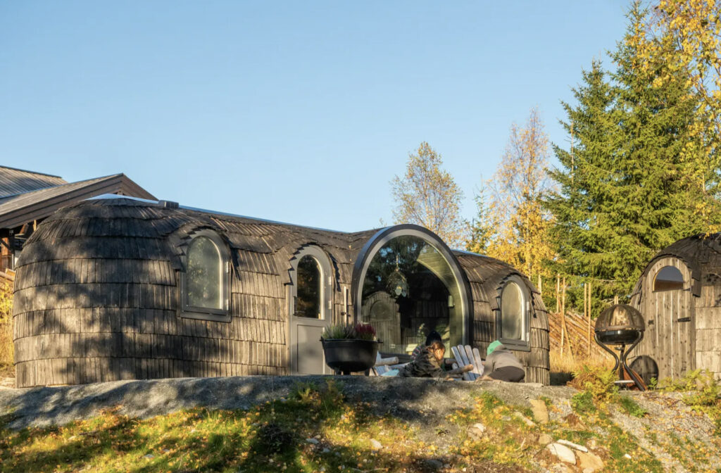 Konglehytta i Espa med liten mikrohus og grill utenfor. 