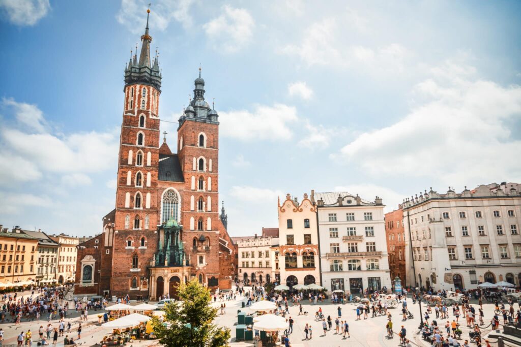 Krakow by med gamle bygninger, gate og folk.