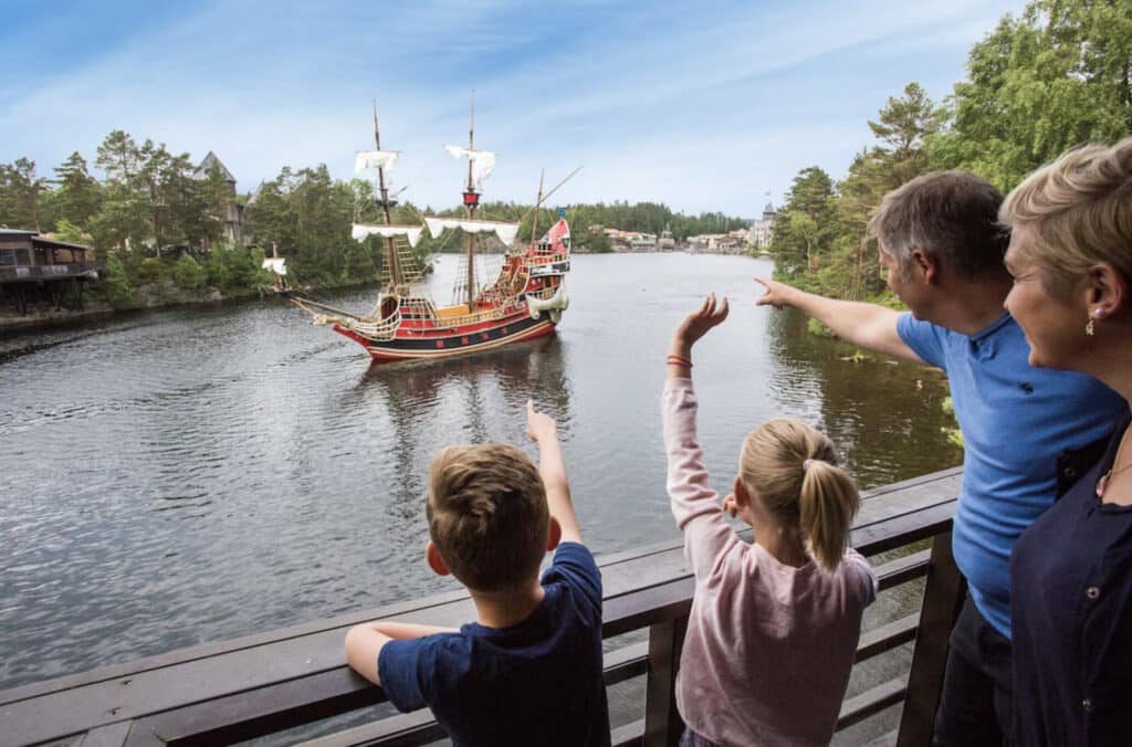 Familie som ser ned på en piratskip.