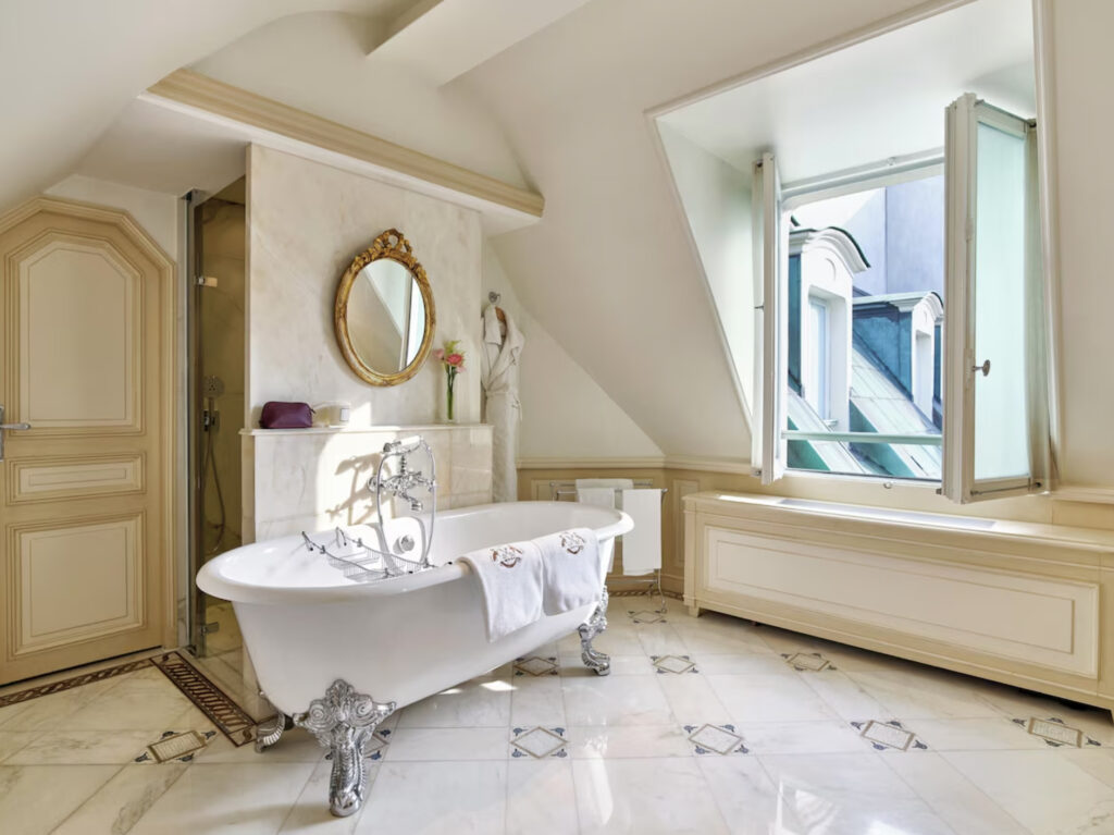Le Meurice i paris bad med vindu og badekar.