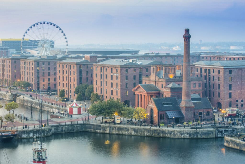 Liverpool by med egen havn, pariserhjul og bygninger.