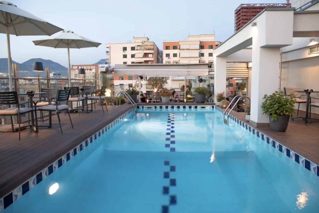 Monidal Hotel med svømmebasseng.