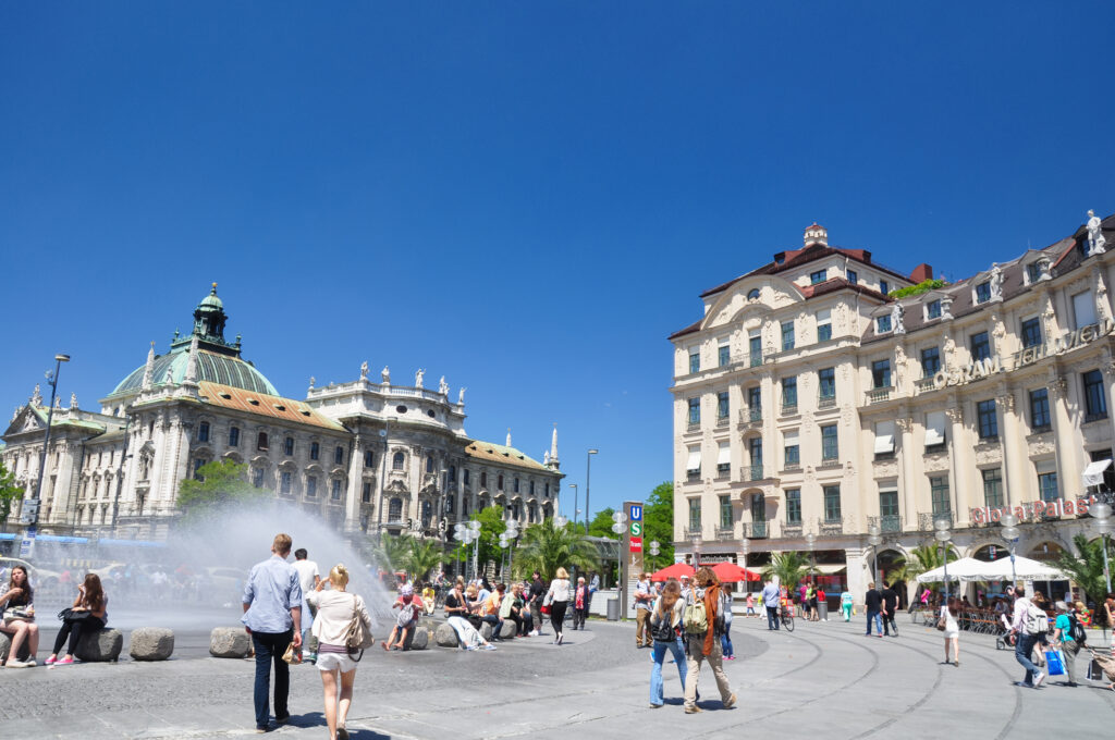 München by med fontene, folk i gatene og gamle bygninger.