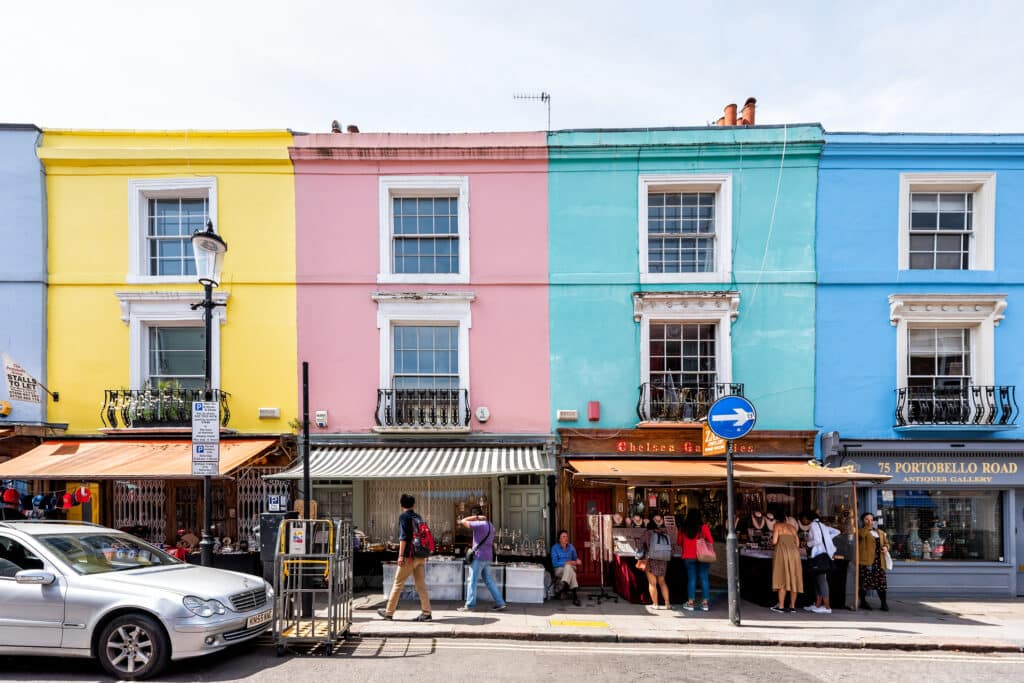 Notting Hill gate med butikker og fargerike fasader.