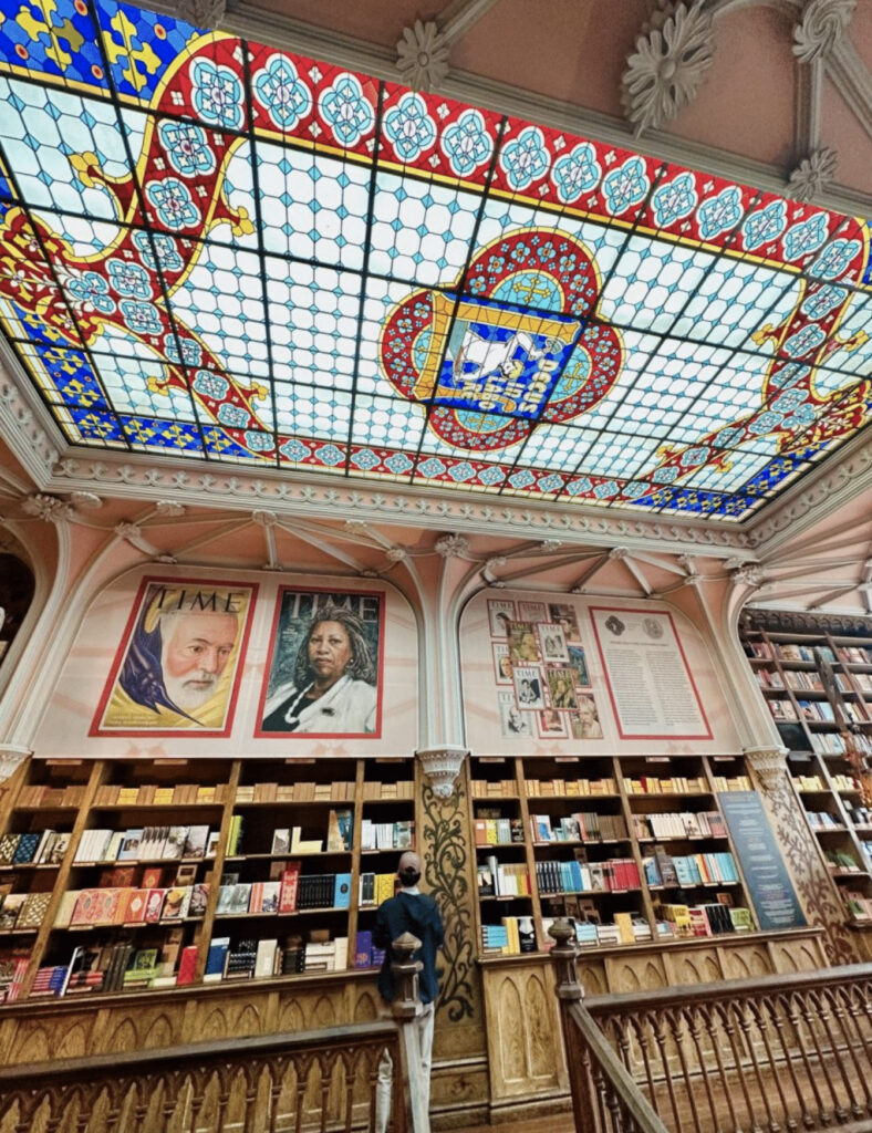 Bibliotek med hyller.