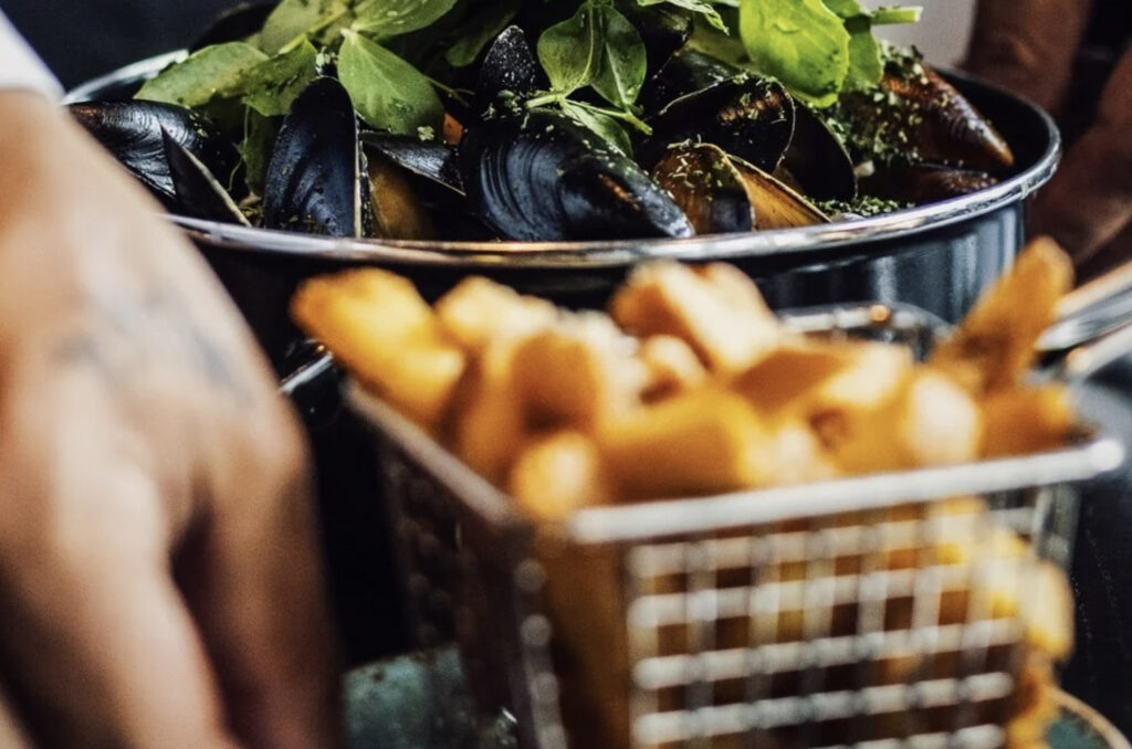 Fries og blåskjell.