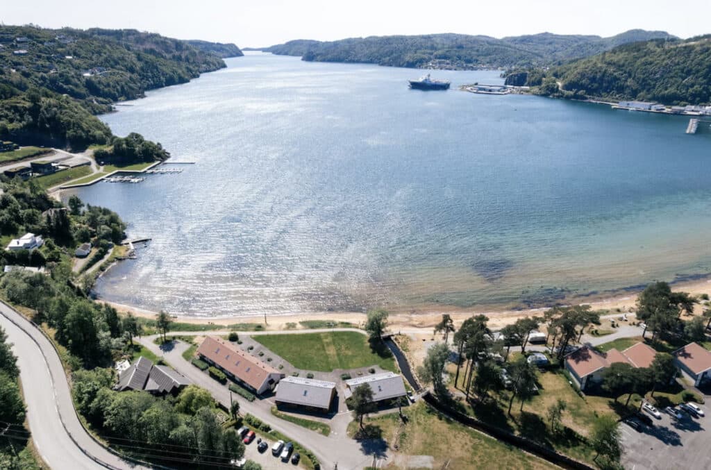Strandhotell i Mandal med strand og grøntområder. 