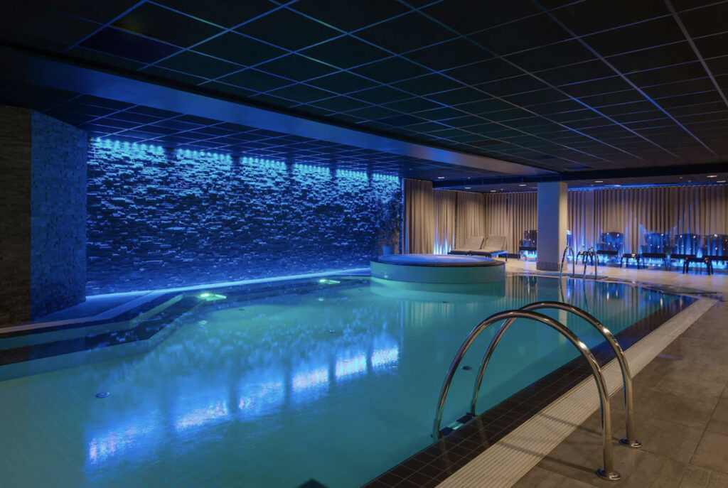 Hotell med basseng.