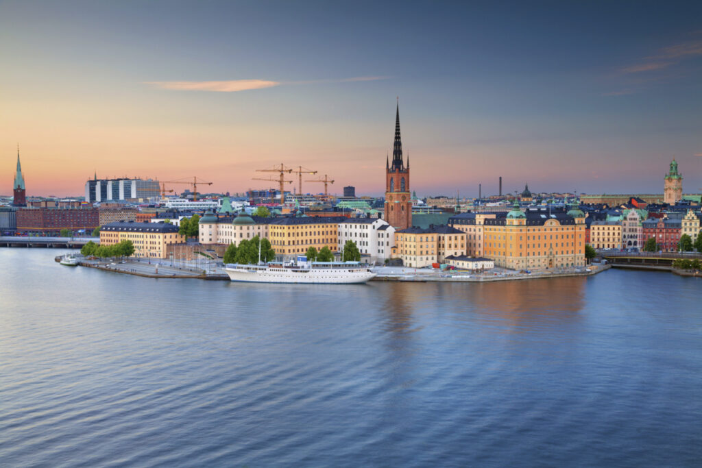 Stockholm by med båthavn, sjø og bygninger.
