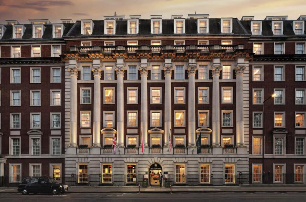 Hotellfasade med inngang og mange vinduer.