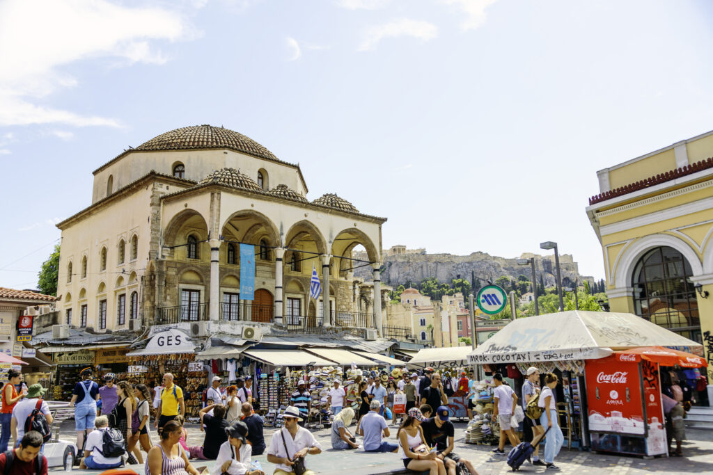 Folk i gatene i Athen med med markeder. 