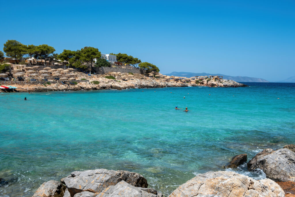 Strand med turkist vann og stener. 
