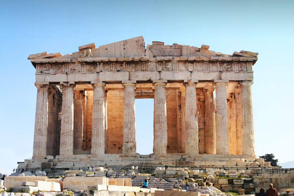 Akropolis ruiner, blå himmel og mennekser på vei opp.