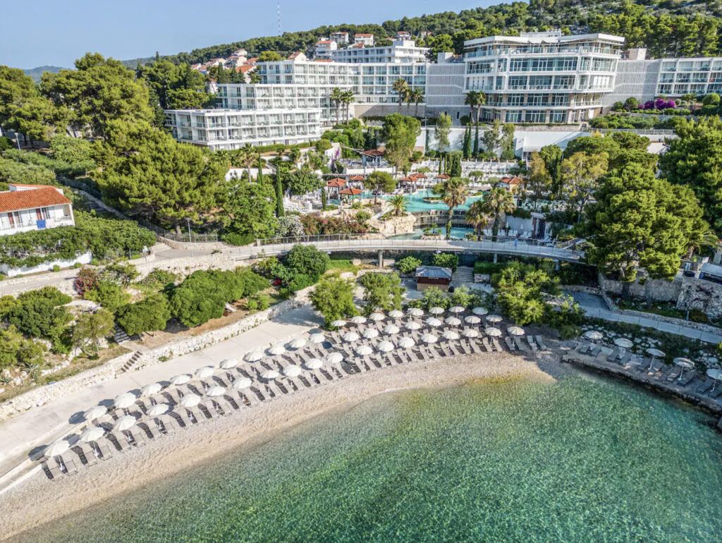 Hotell med strand rett utenfor.