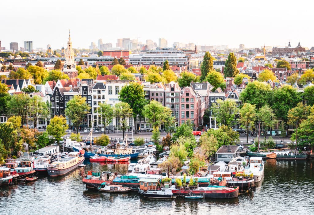 Amsterdam by ved havnen, båt som står parkert.