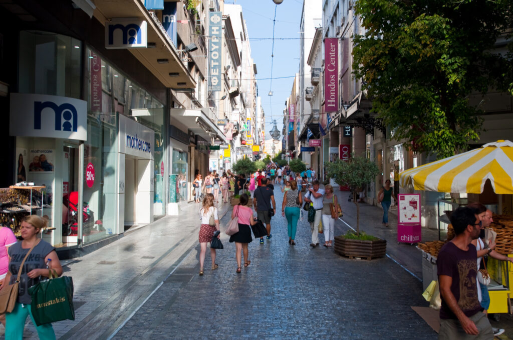 Folkemengde som shopper langs Ermou Street i Athen.