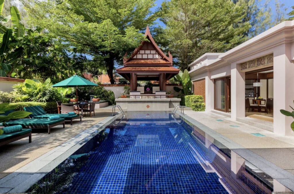 Banyan Tree hotel med basseng og solsenger.