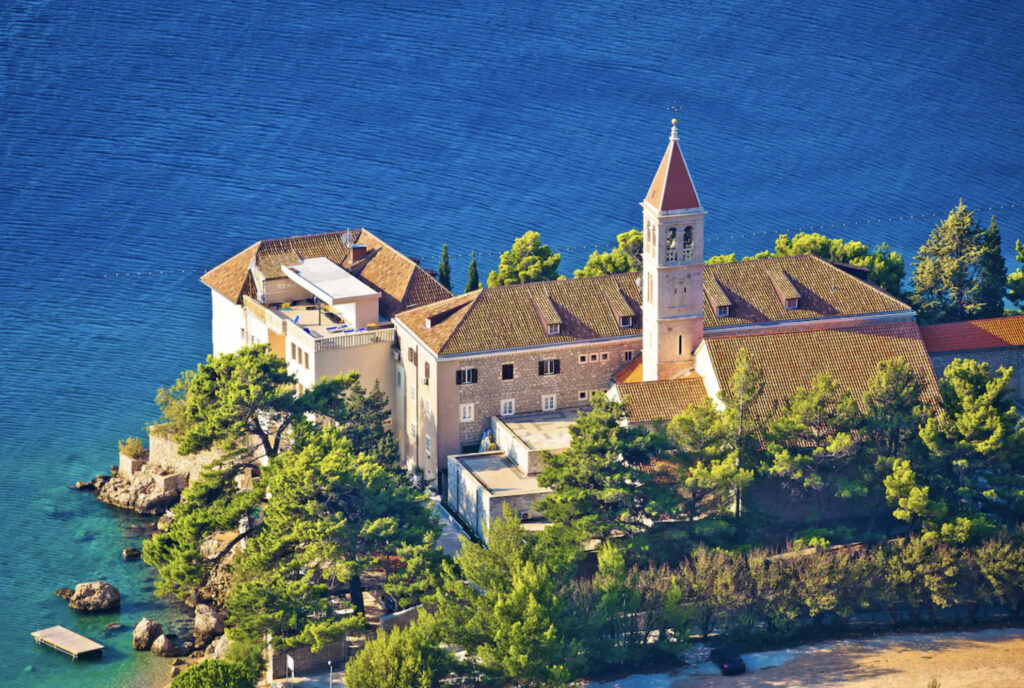 Hotell rett ved havet.