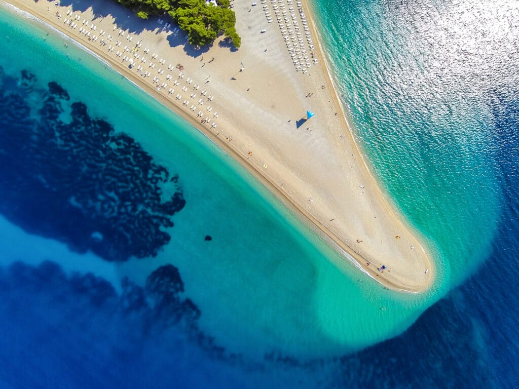 Turkist vann og brun sand.