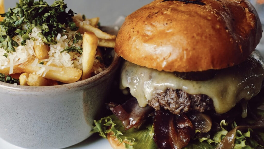 Burger og fries. 