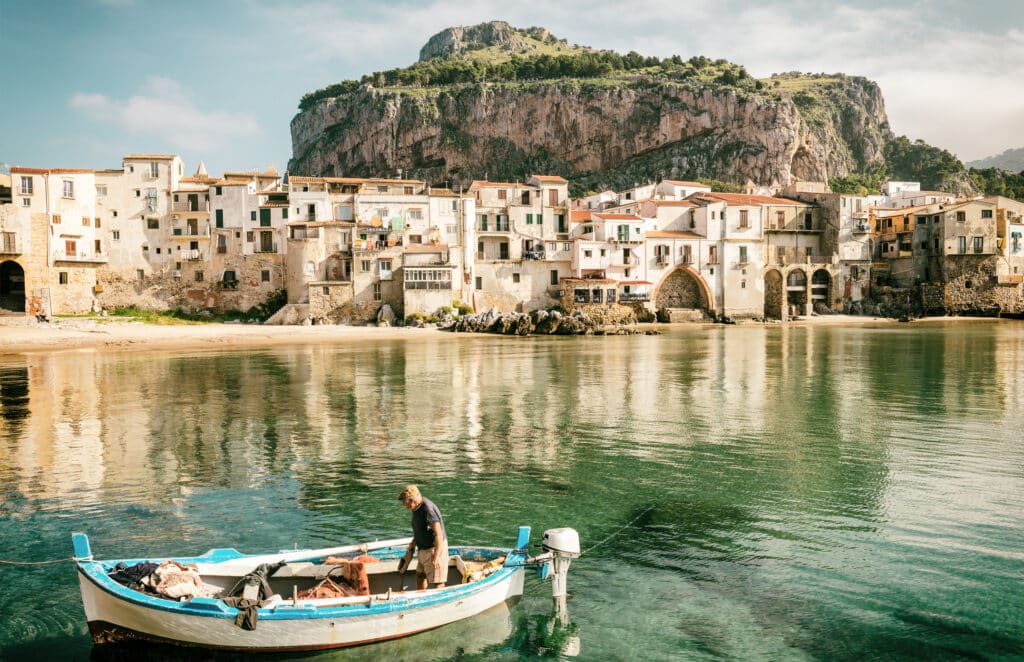 Sicilia havn med båt og bygninger.