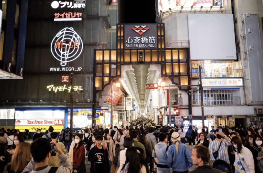 Dotonbori gate med folkemengde.