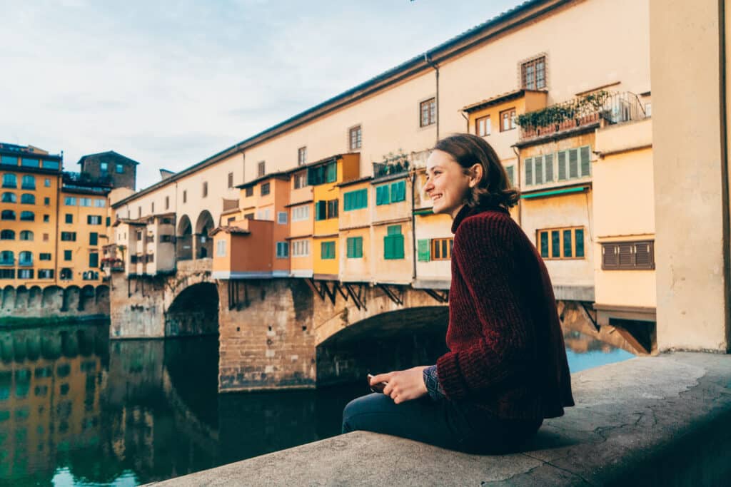 Jente som ser ut elva i Firenze. 