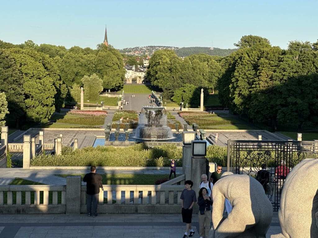 Frognerparken med mennesker som ser rundt på statuene. 