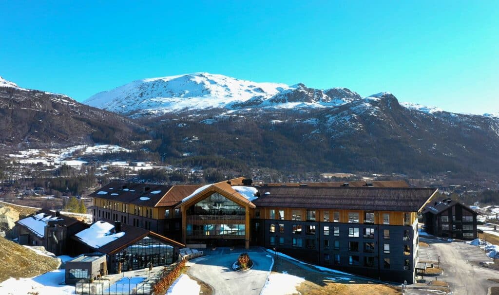 Fyri Resort utenfor med snødekte fjell.