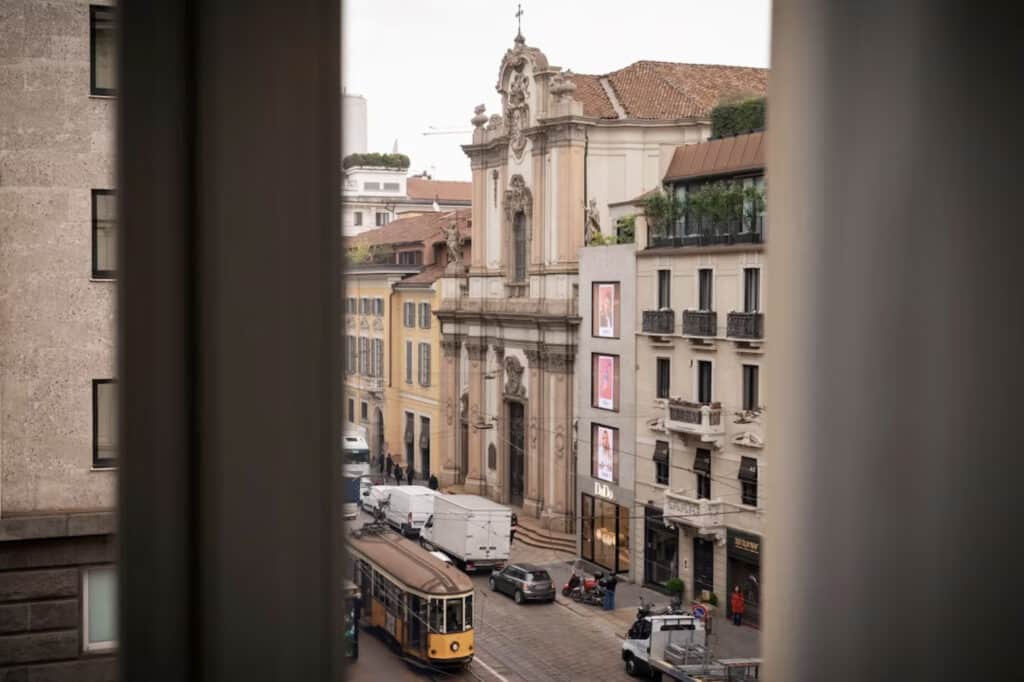 Hotellutsikt fra vinduet ned mot gatene i Milano. 