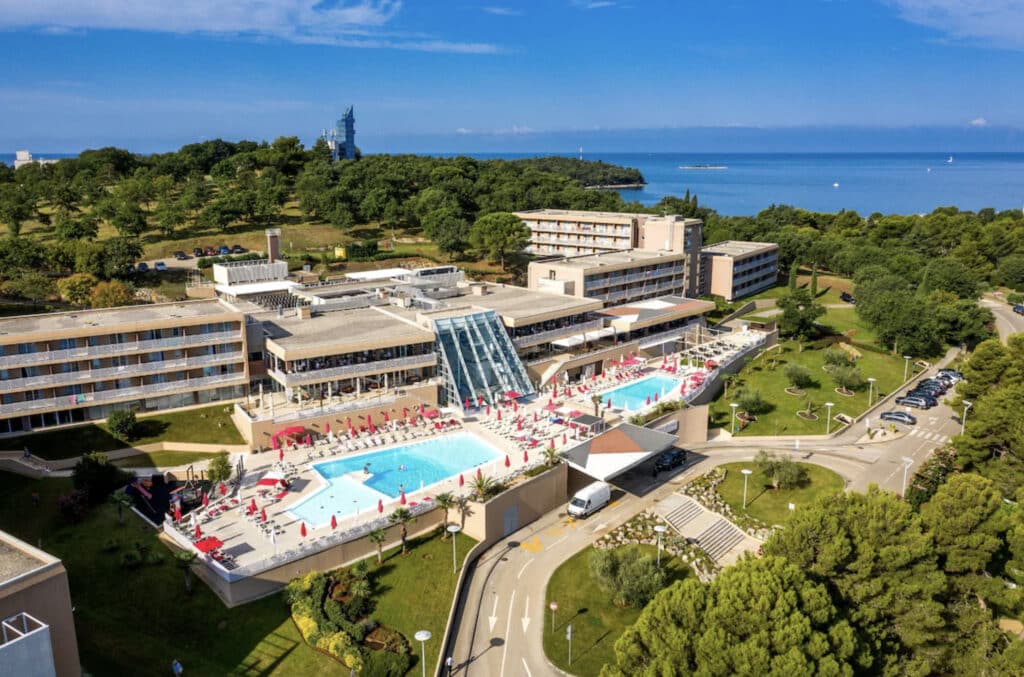 Hotell med to basseng og grøntområde.