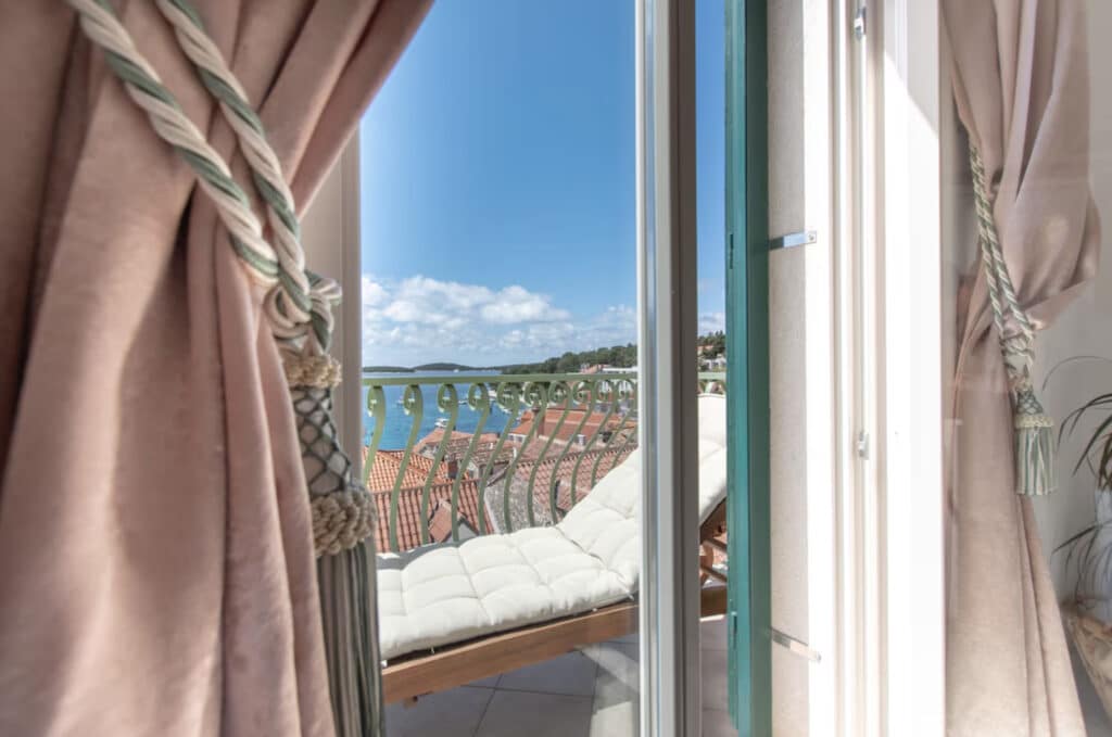 Hotellbalkong med solseng.